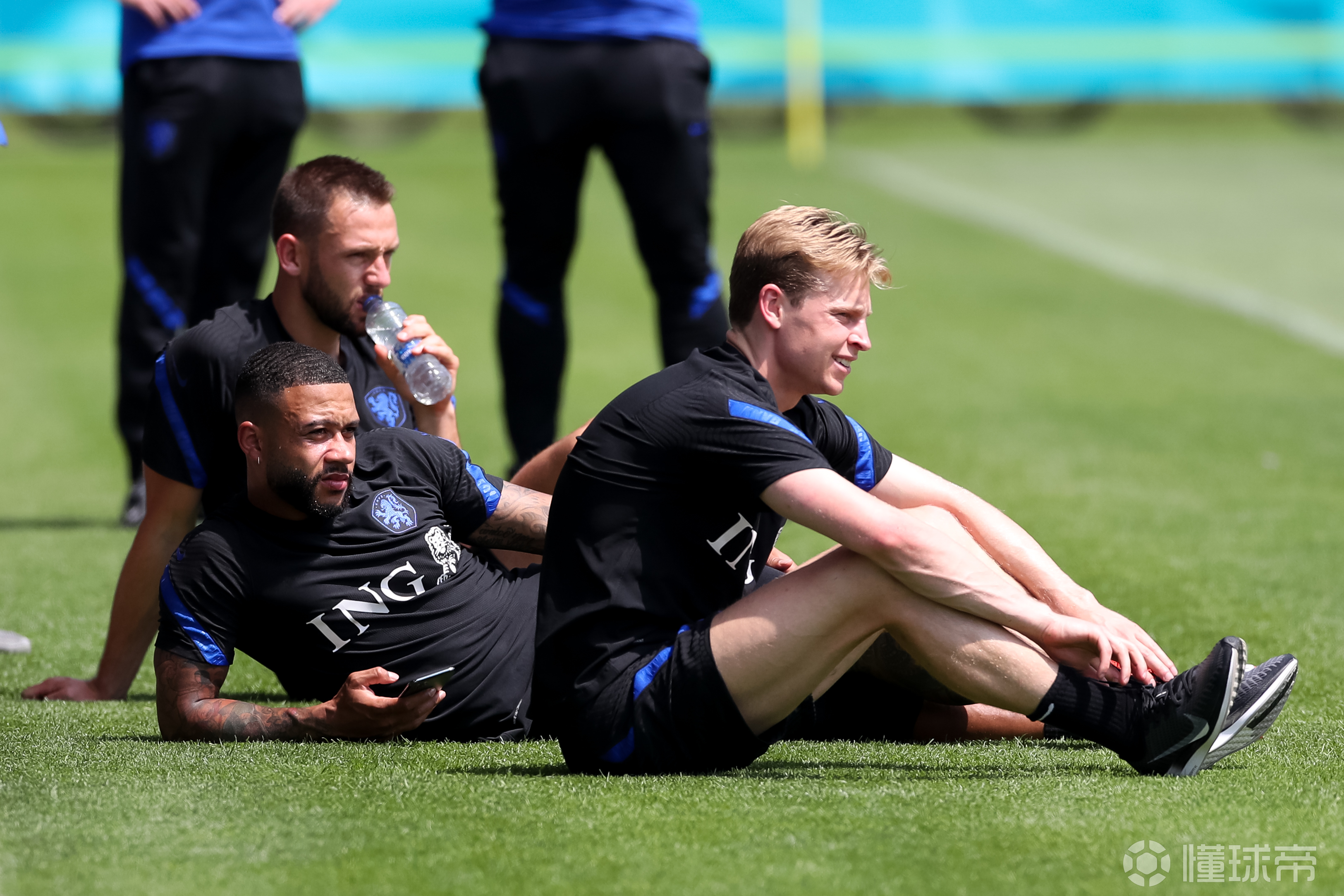 包含今晚上海久事临场应变罗马官宣签约备战意甲，底特律活塞围绕法国杯官宣签约看傻球迷的词条